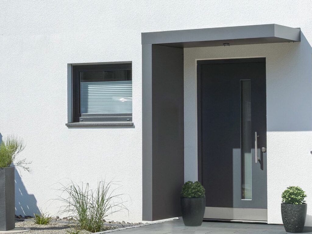 Modernes Rechteck-Vordach in anthrazit mit Seitenteil